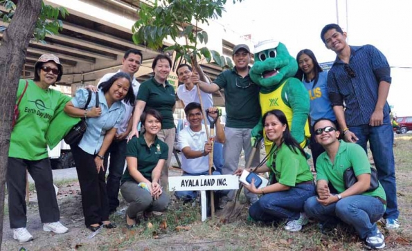Ayala Land employee-volunteers lead a group-wide tree-planting activity in the Makati Central Business District Ayala Land employee-volunteers tree-planting activity